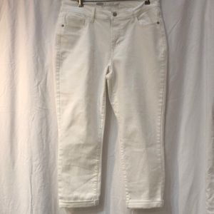 White denim cropped jeans